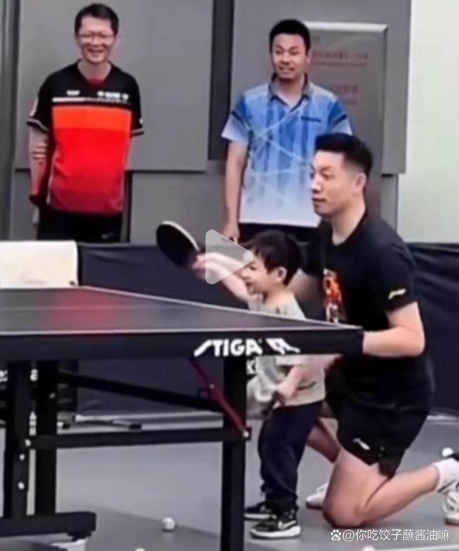 许昕教黄雅琼打乒乓球 体坛跨界联动引发热议