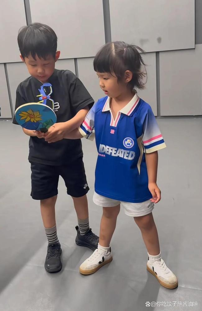 许昕教黄雅琼打乒乓球 体坛跨界联动引发热议